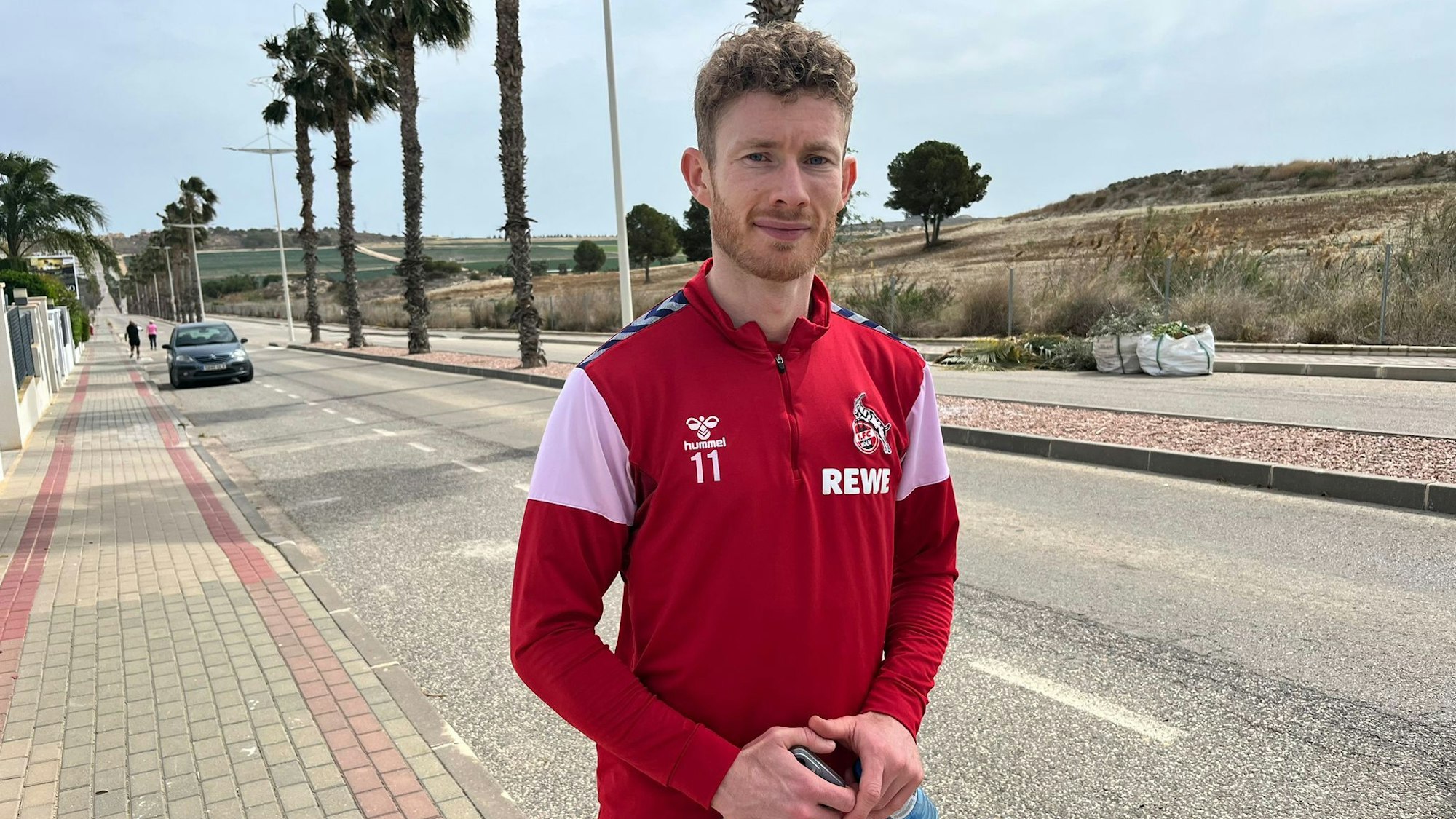 Florian Kainz, Kapitän des 1. FC Köln, kehrt nach dem Training in Algorfa ins Teamhotel La Finca Resort zurück.