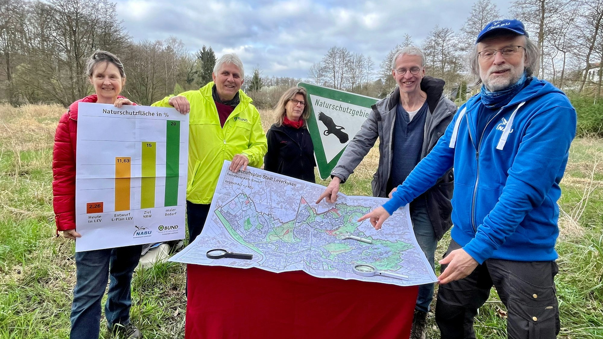 Regine Kossler, Wolfgang Heep, Ursula Kundt, Martin Denecke und Hans-Martin Kochanek mit einer Karte