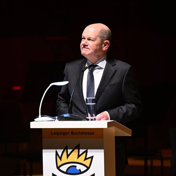 Bundeskanzler Olaf Scholz (SPD) ist bei der Eröffnung der Leipziger Buchmesse im Gewandhaus mehrfach lautstark unterbrochen worden.