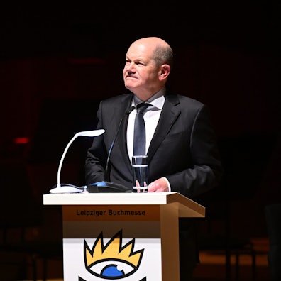 Bundeskanzler Olaf Scholz (SPD) ist bei der Eröffnung der Leipziger Buchmesse im Gewandhaus mehrfach lautstark unterbrochen worden.