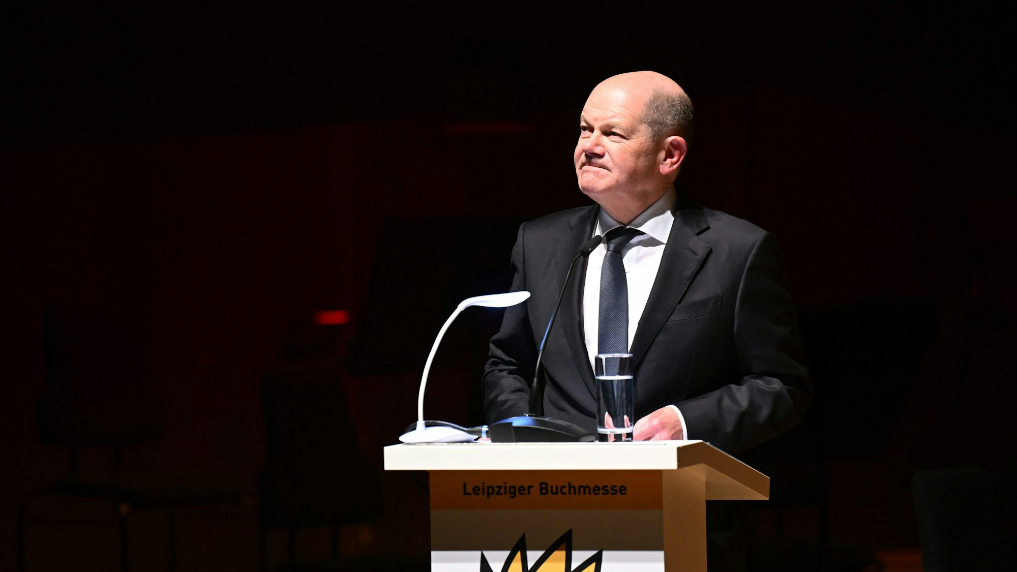 Bundeskanzler Olaf Scholz (SPD) ist bei der Eröffnung der Leipziger Buchmesse im Gewandhaus mehrfach lautstark unterbrochen worden.