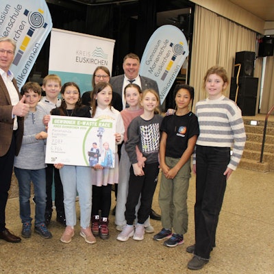 Die erfolgreichen Schülerinnen und Schüler haben sich zum Siegerfoto aufgestellt.