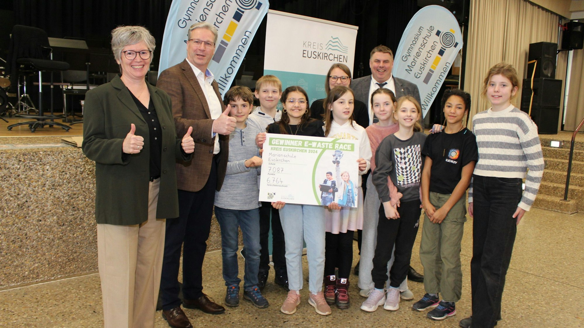 Die erfolgreichen Schülerinnen und Schüler haben sich zum Siegerfoto aufgestellt.
