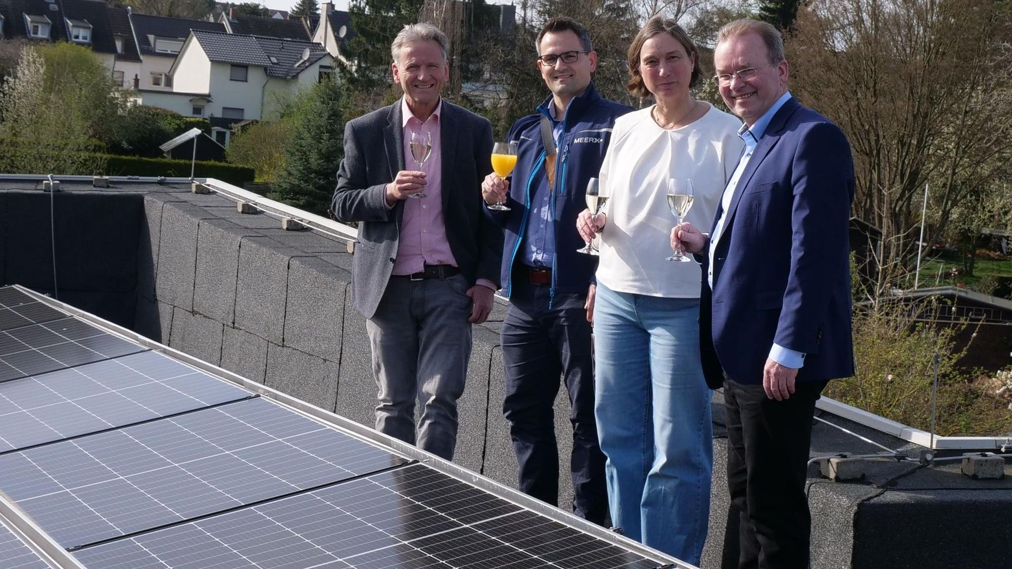 Zu sehen sind die Verantwortlichen der evangelischen Kirche hinter den Solarpanelen.