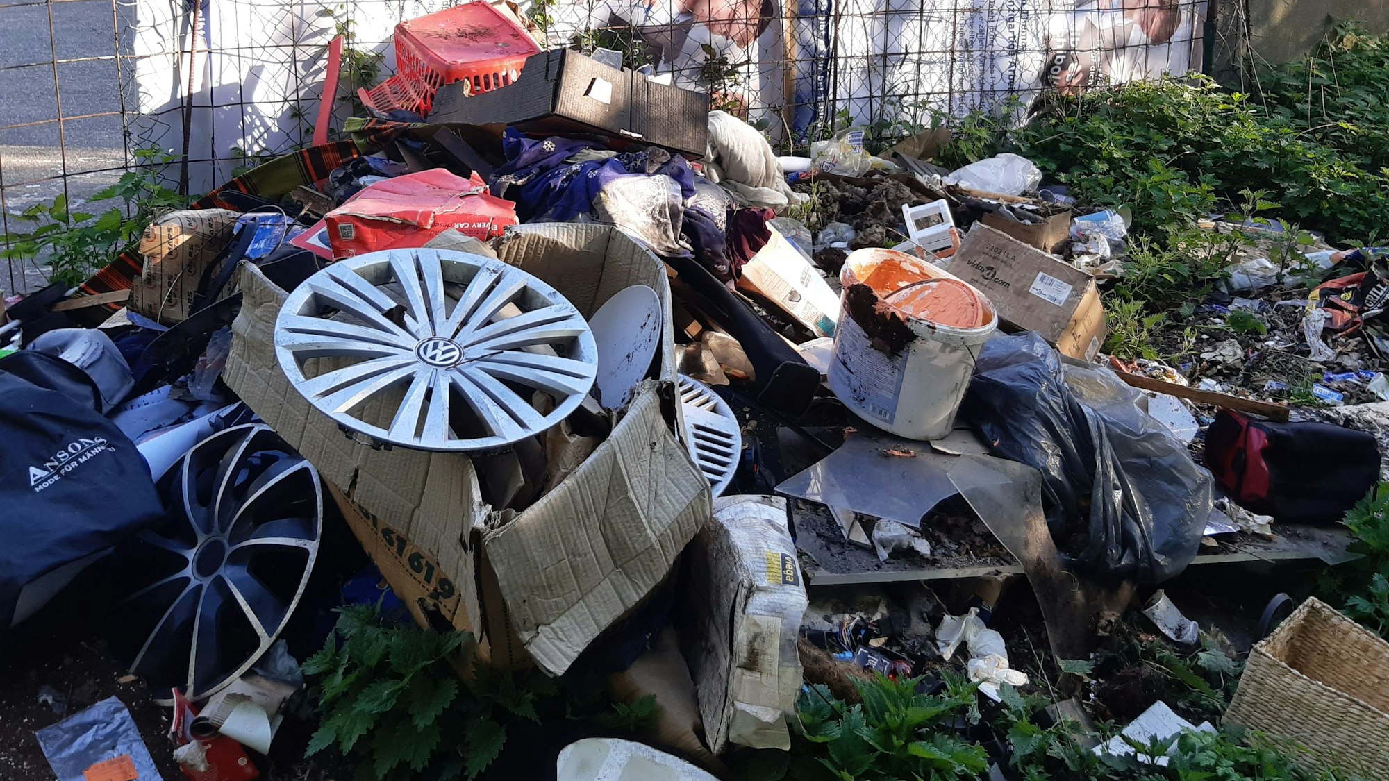 Müll unterschiedlichster Art liegt auf einem Haufen am Straßenrand.