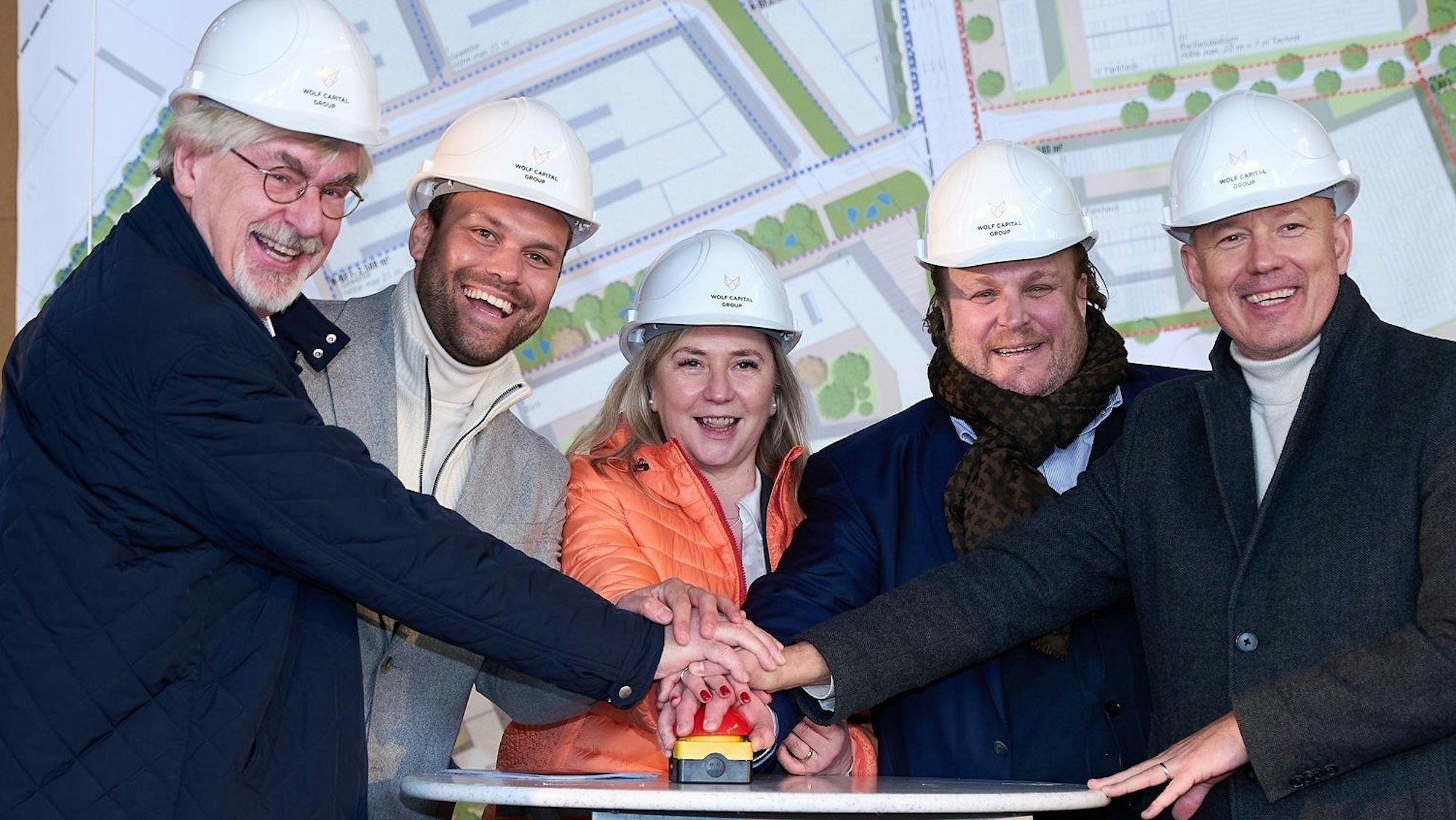 Auf dem Bild sind Menschen zu sehen, die einen Startknopf drücken