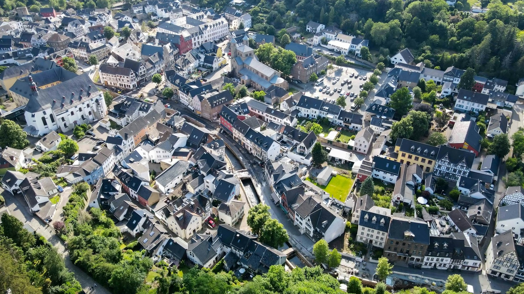 Eine Luftbildaufnahme aus dem Jahr 2022 zeigt die Kernstadt von Bad Münstereifel von oben.