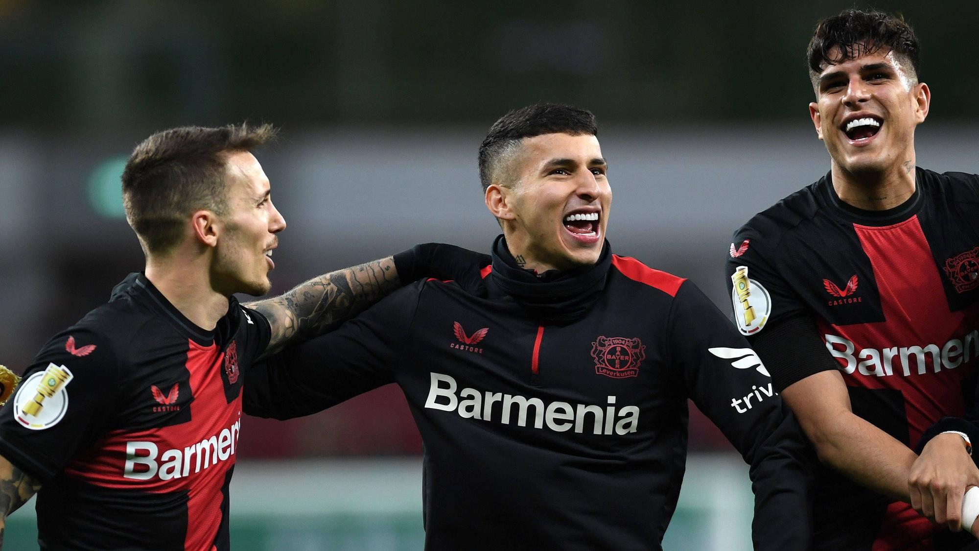 Alejandro Grimaldo (l.), Neu-Nationalspieler Gustavo Puerta (m.) und Piero Hincapie (r.)