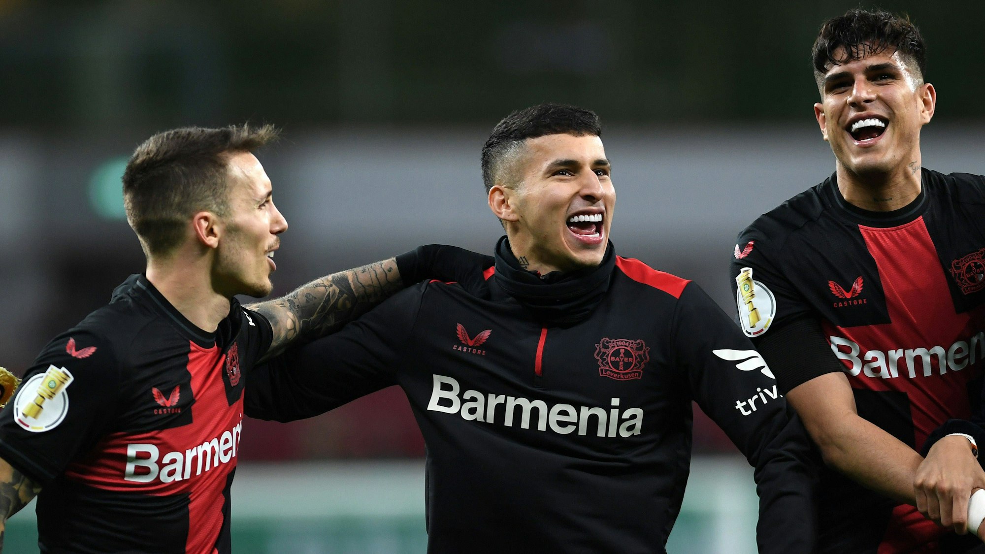 Alejandro Grimaldo (l.), Neu-Nationalspieler Gustavo Puerta (m.) und Piero Hincapie (r.)