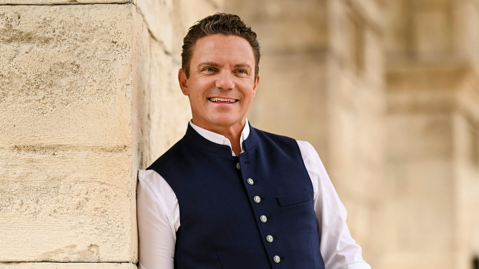 Moderator und Sänger Stefan Mross steht auch 2024 wieder bei „Immer wieder sonntags“ in der Showarena.