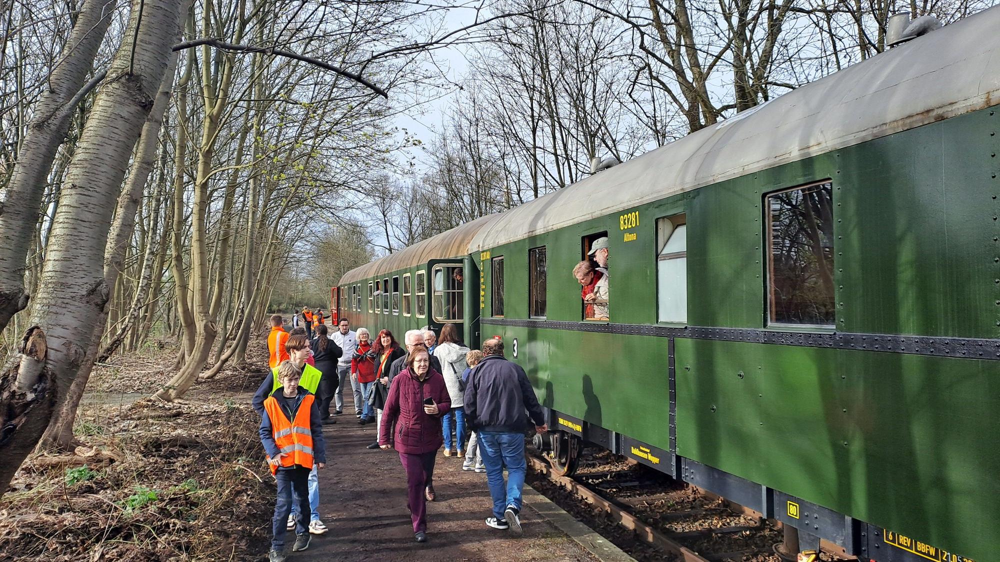 Das Foto zeigt einen Sonderzug am alten Bahnhof Gronau