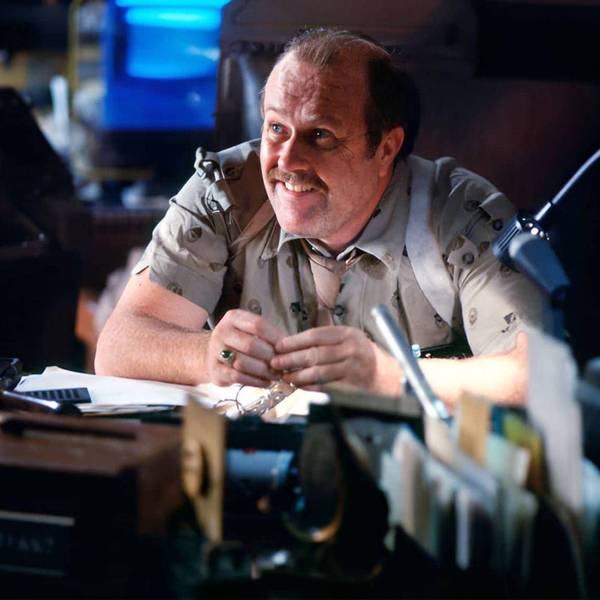 M. Emmet Walsh grinst als Polizeichef Bryant in Ridley Scotts „Blade Runner“ (1982) hinter seinem Schreibtisch.