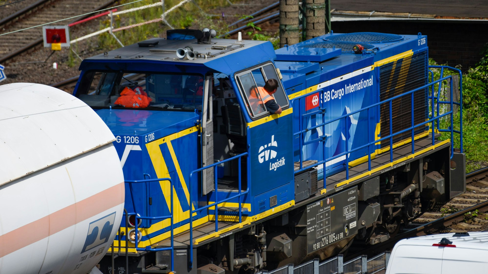 Eine Lok zieht einen Güterzug.