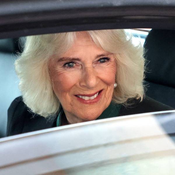 Königin Camilla lacht noch einmal aus dem Auto, als sie Nordirland verlässt.