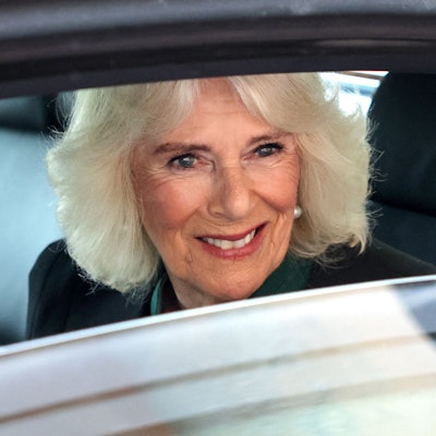 Königin Camilla lacht noch einmal aus dem Auto, als sie Nordirland verlässt.
