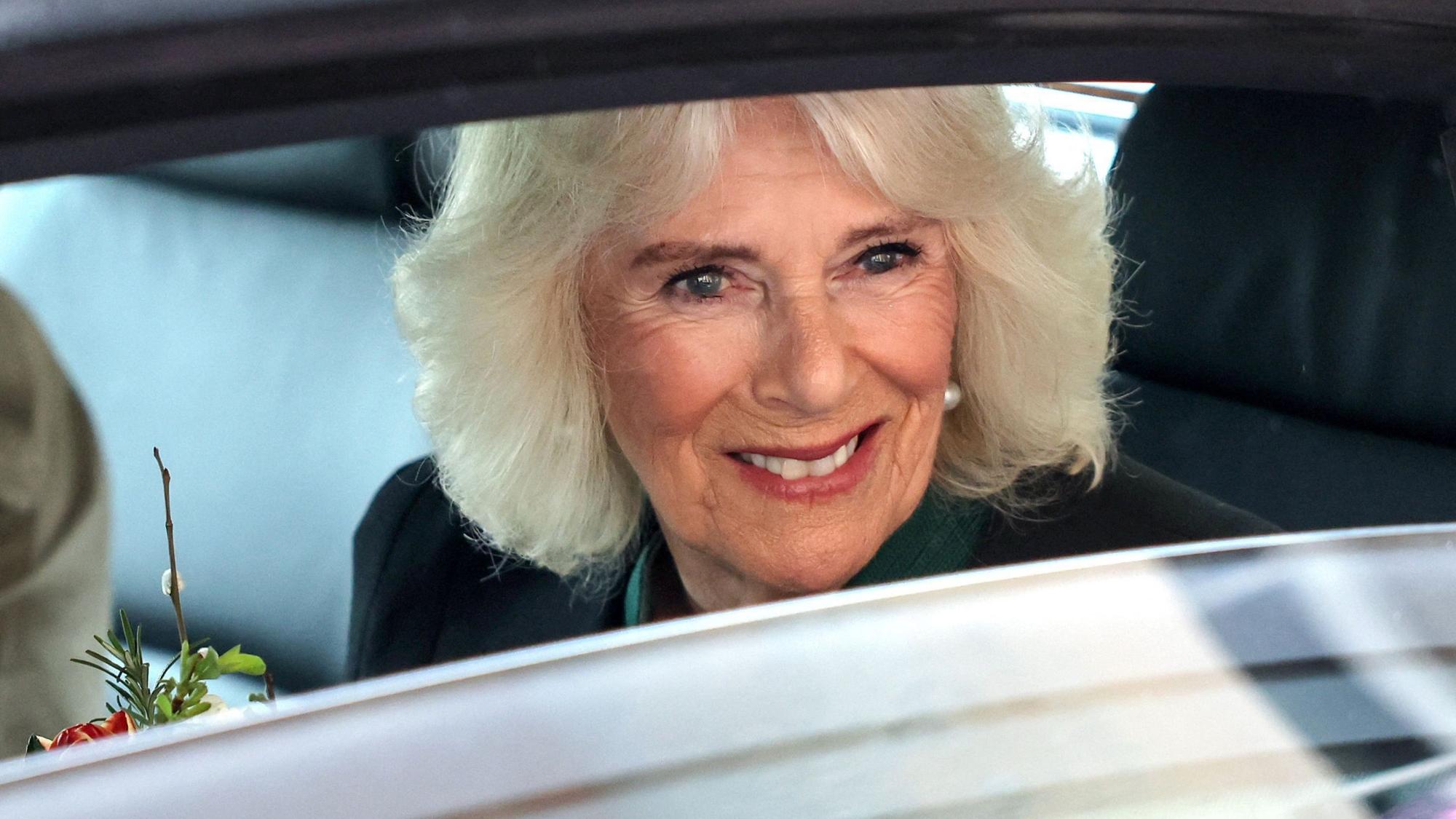 Königin Camilla lacht noch einmal aus dem Auto, als sie Nordirland verlässt.