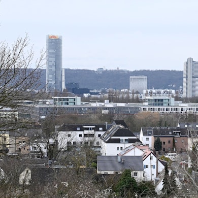 Ein Blick über die Dächer vom Bonner Ortsteil Ramersdorf mit dem DHL-Tower links im Hintergrund.