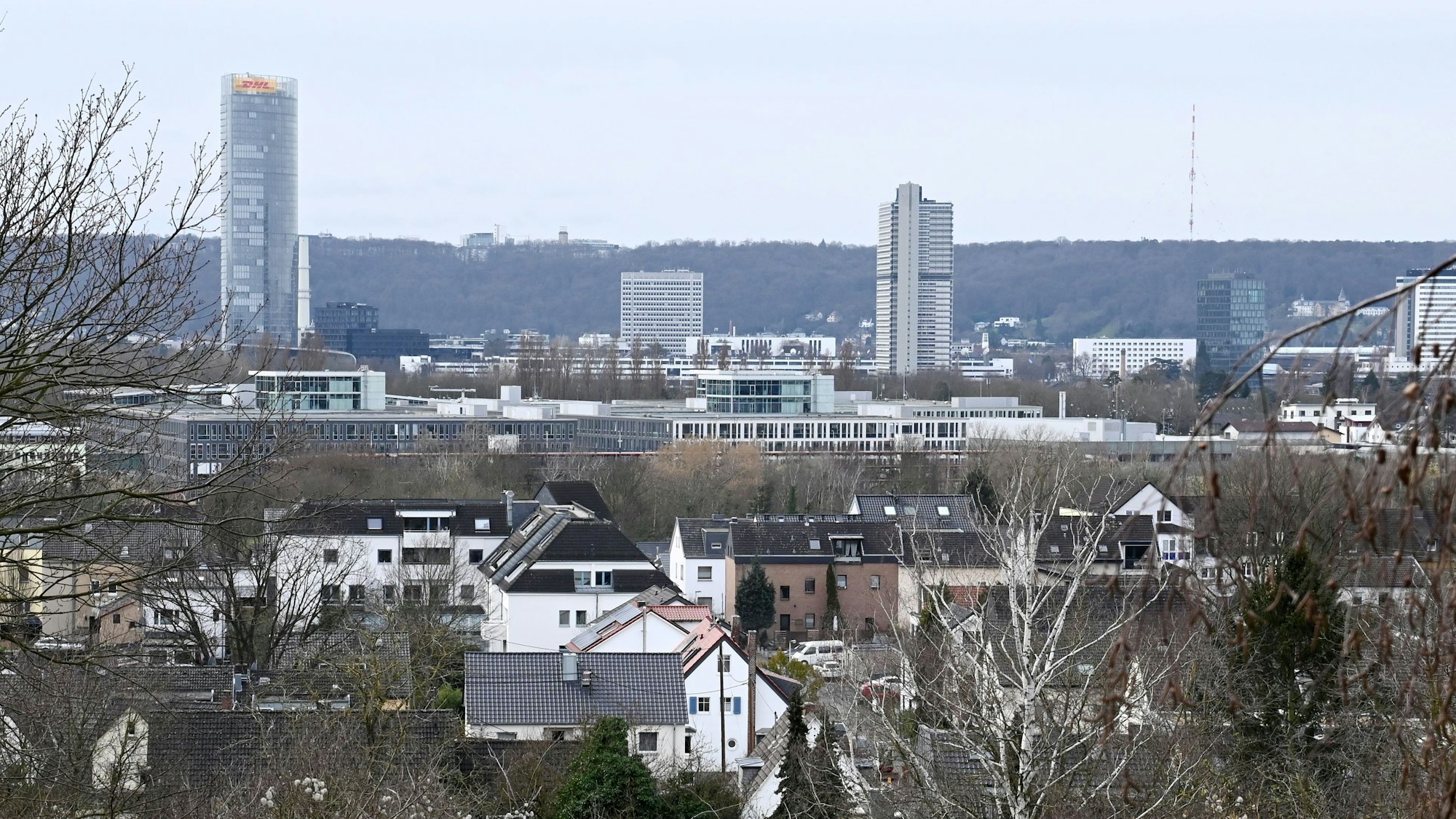 Ein Blick über die Dächer vom Bonner Ortsteil Ramersdorf mit dem DHL-Tower links im Hintergrund.
