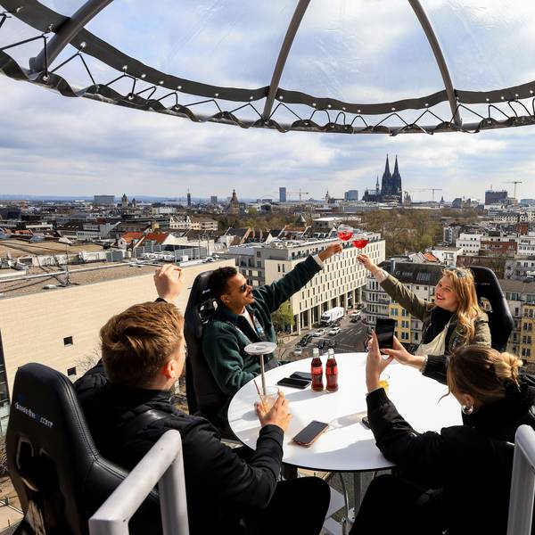 Beim „Dinner in the Sky“ wird das Abendessen in schwindelerregende Höhen verlegt. (Archivbild)