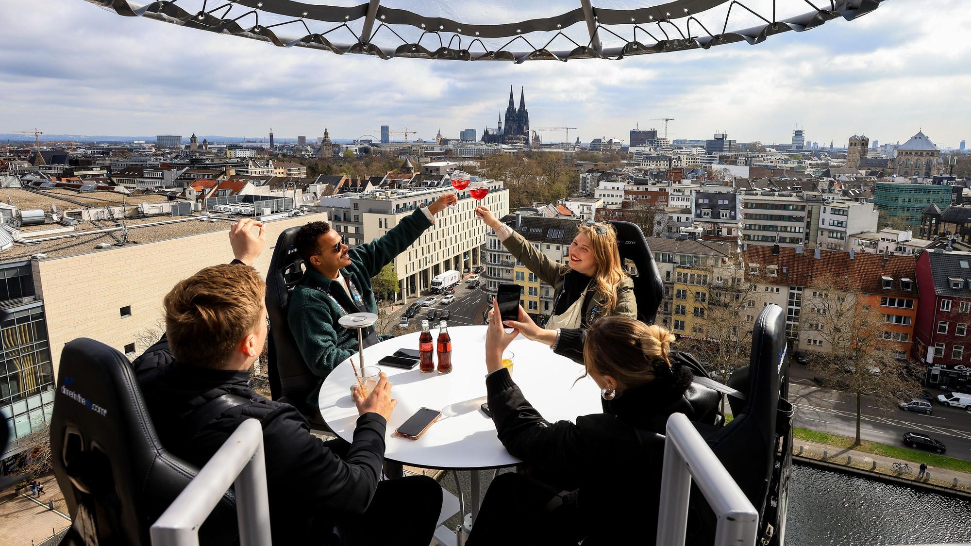 Beim „Dinner in the Sky“ wird das Abendessen in schwindelerregende Höhen verlegt. (Archivbild)