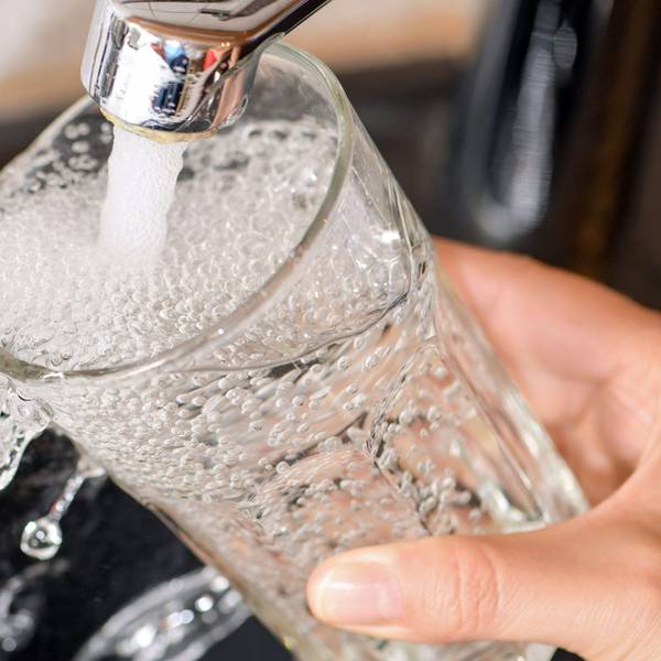 Am Wasserhahn in einer Küche wird ein Trinkglas mit Leitungswasser befüllt. dpa-Bildfunk +++
