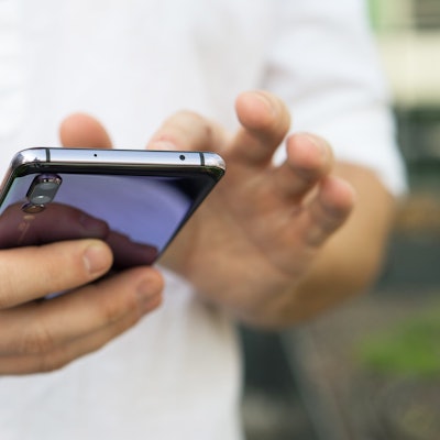 Jemand bedient ein Smartphone.