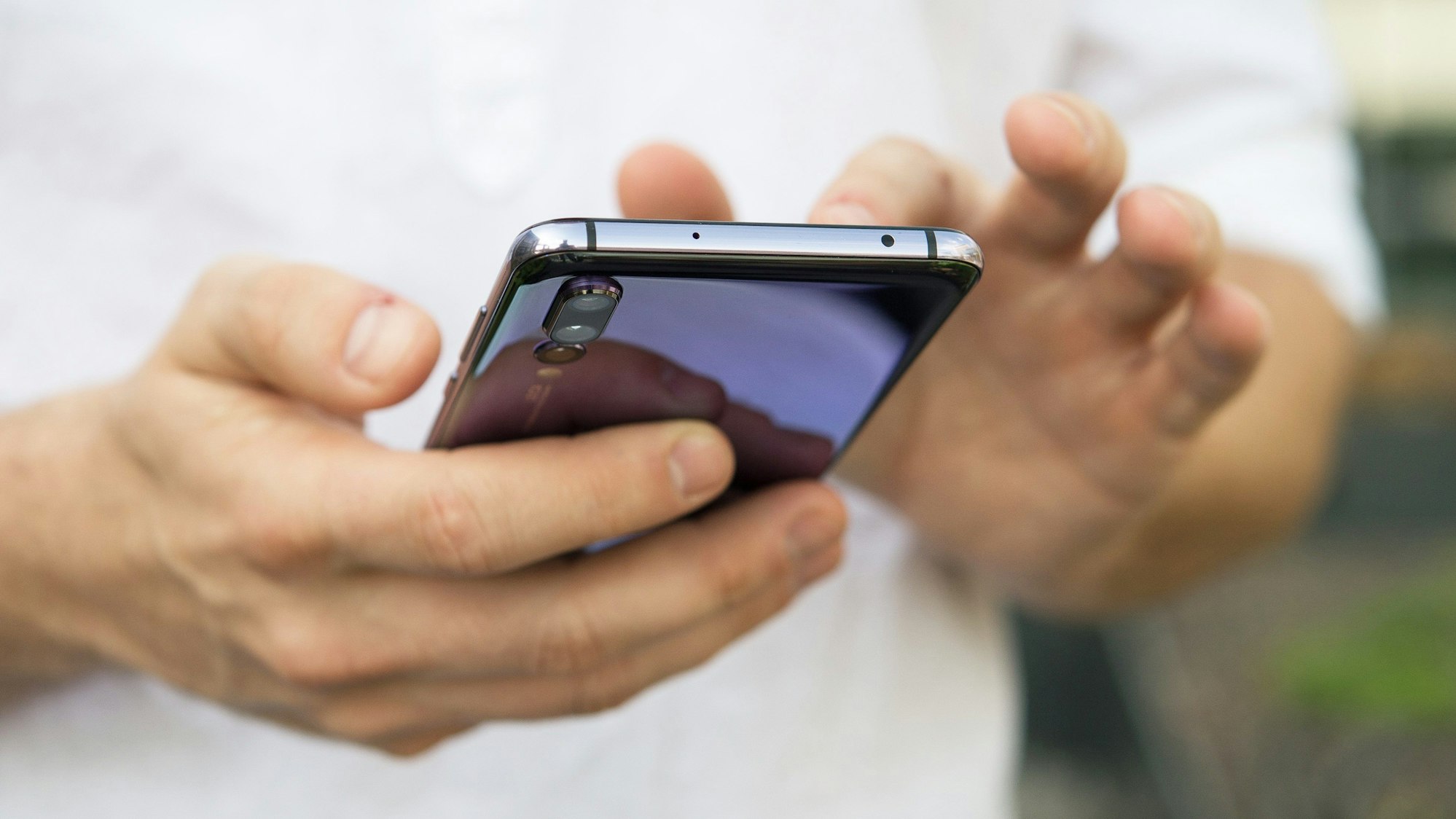Jemand bedient ein Smartphone.