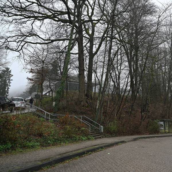Auf dem Parkplatz des Overather Busbahnhofs stehen Autos.