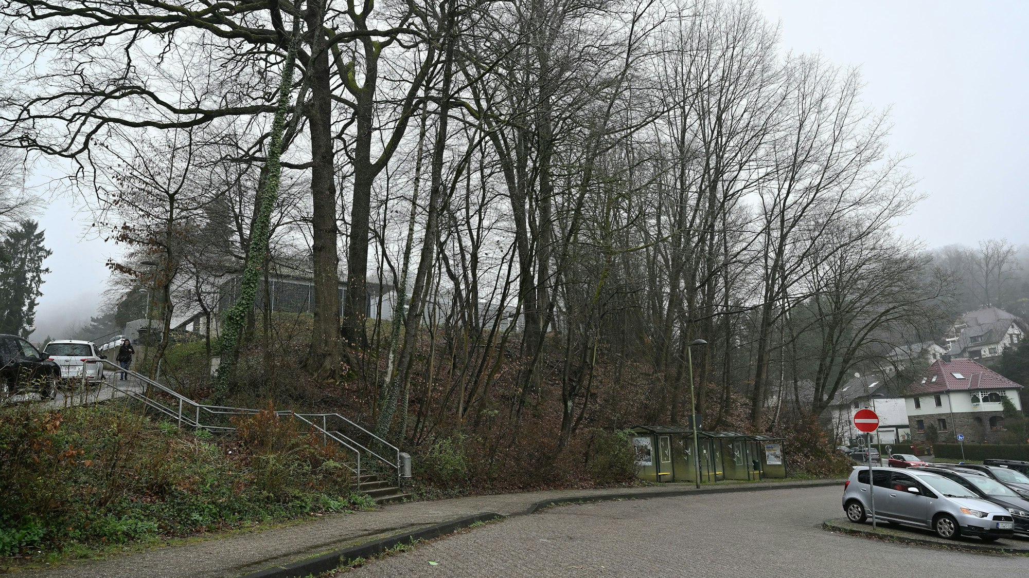 Auf dem Parkplatz des Overather Busbahnhofs stehen Autos.
