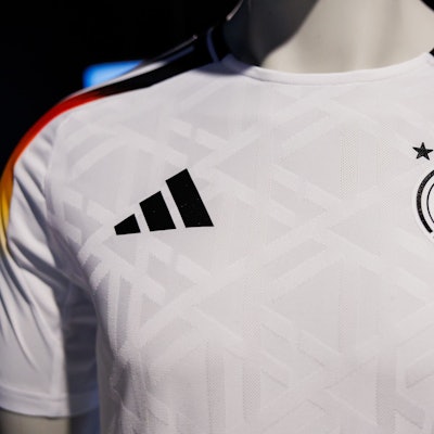 Die offiziellen Trikots der deutschen Fußball-Nationalmannschaft für die kommende Fußball-Europameisterschaft 2024 kommen vom Ausrüster Adidas. Ab 2027 wird Nike den DFB ausrüsten.