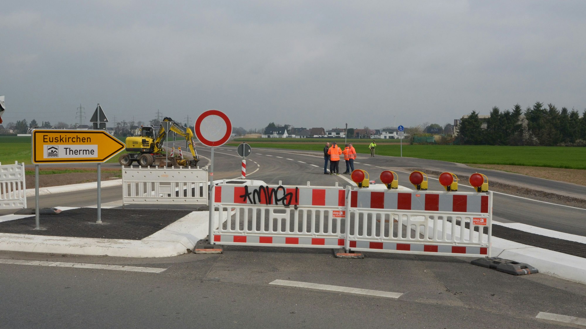 Ein Sperrzaun blockiert die Zufahrt von der K24 in die Westumgehung. Ein Schild am linken Bildrand weist den Weg nach Euskirchen und zur dortigen Therme.
