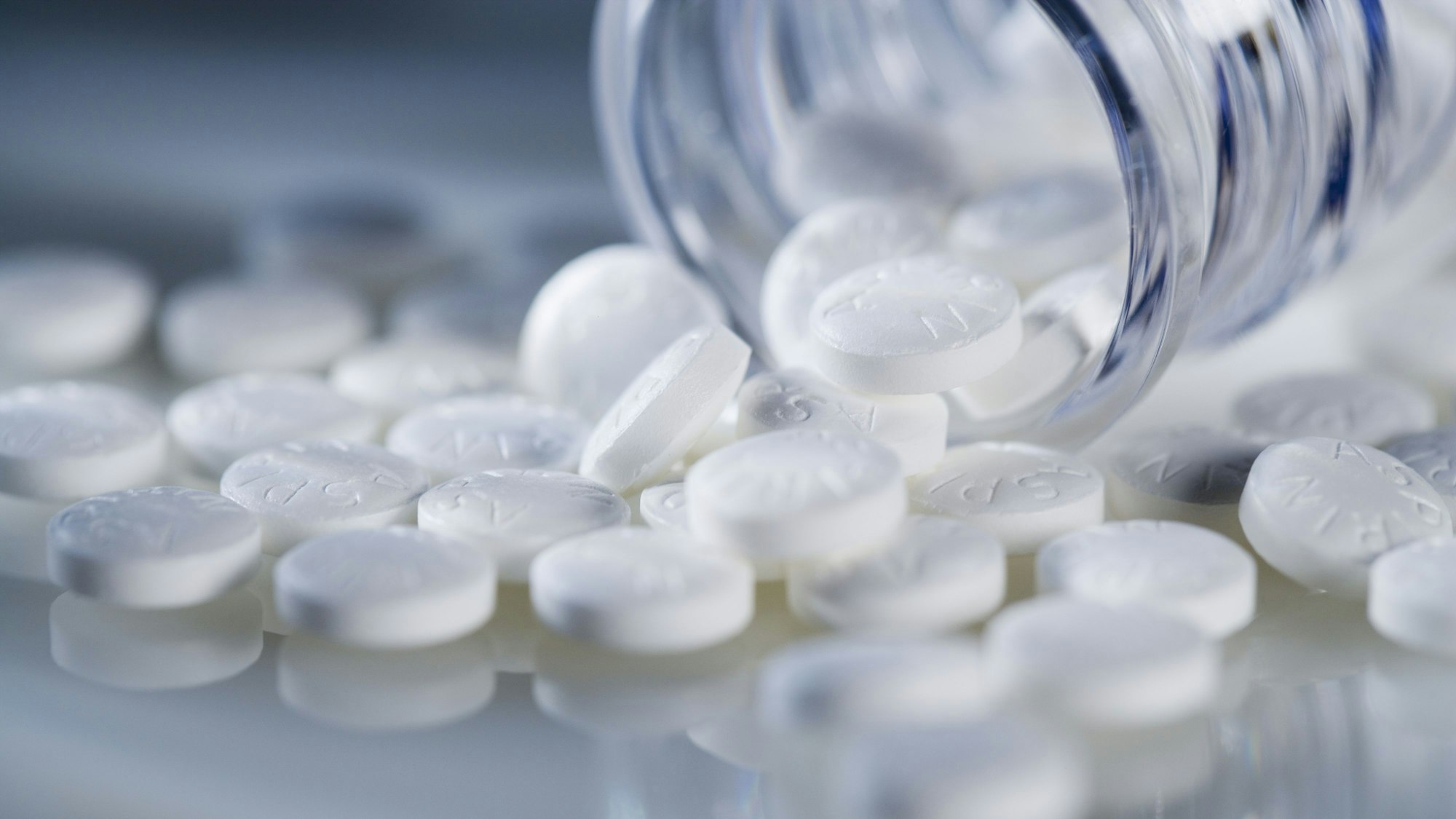 Aspirin-Tabletten aus einem Glas.