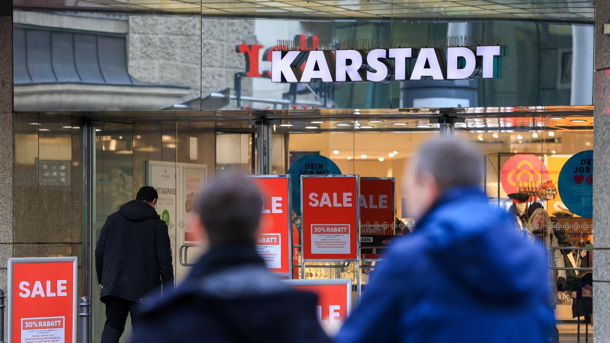 Außenaufnahmen der Warenhäuser von Galeria Köln. Im Bild die Karstadtfiliale in der Breite Straße.