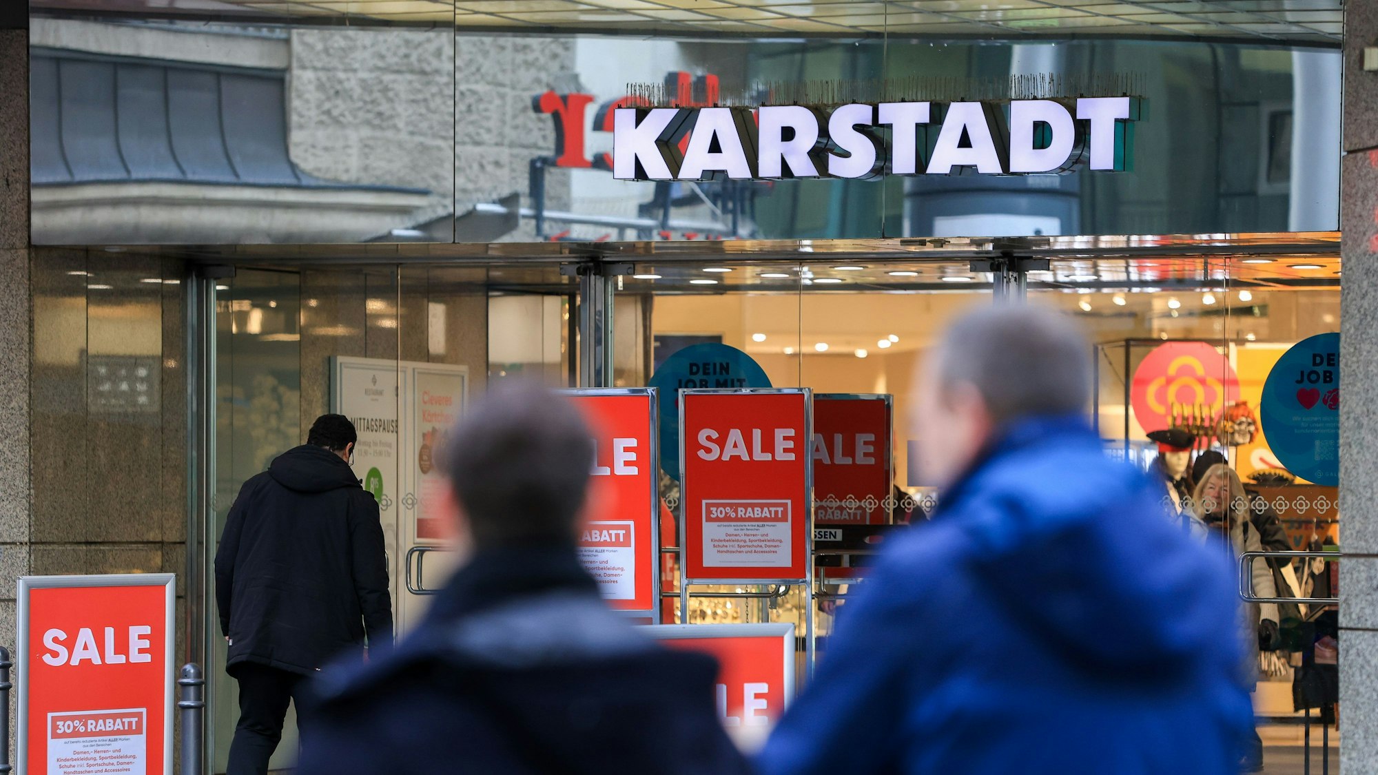 10.01.2024, Köln: Außenaufnahmen der Warenhäuser von Galeria Köln. Zum dritten Mal geht Galeria Karstadt Kaufhof in die Insolvenz.
Im Bild die Karstadtfiliale in der Breite Straße.
Foto: Michael Bause