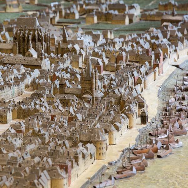 Ein Modell der Stadt Köln im Jahr 1571 mit Häusern am Rheinufer.