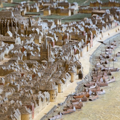 Ein Modell der Stadt Köln im Jahr 1571 mit Häusern am Rheinufer.