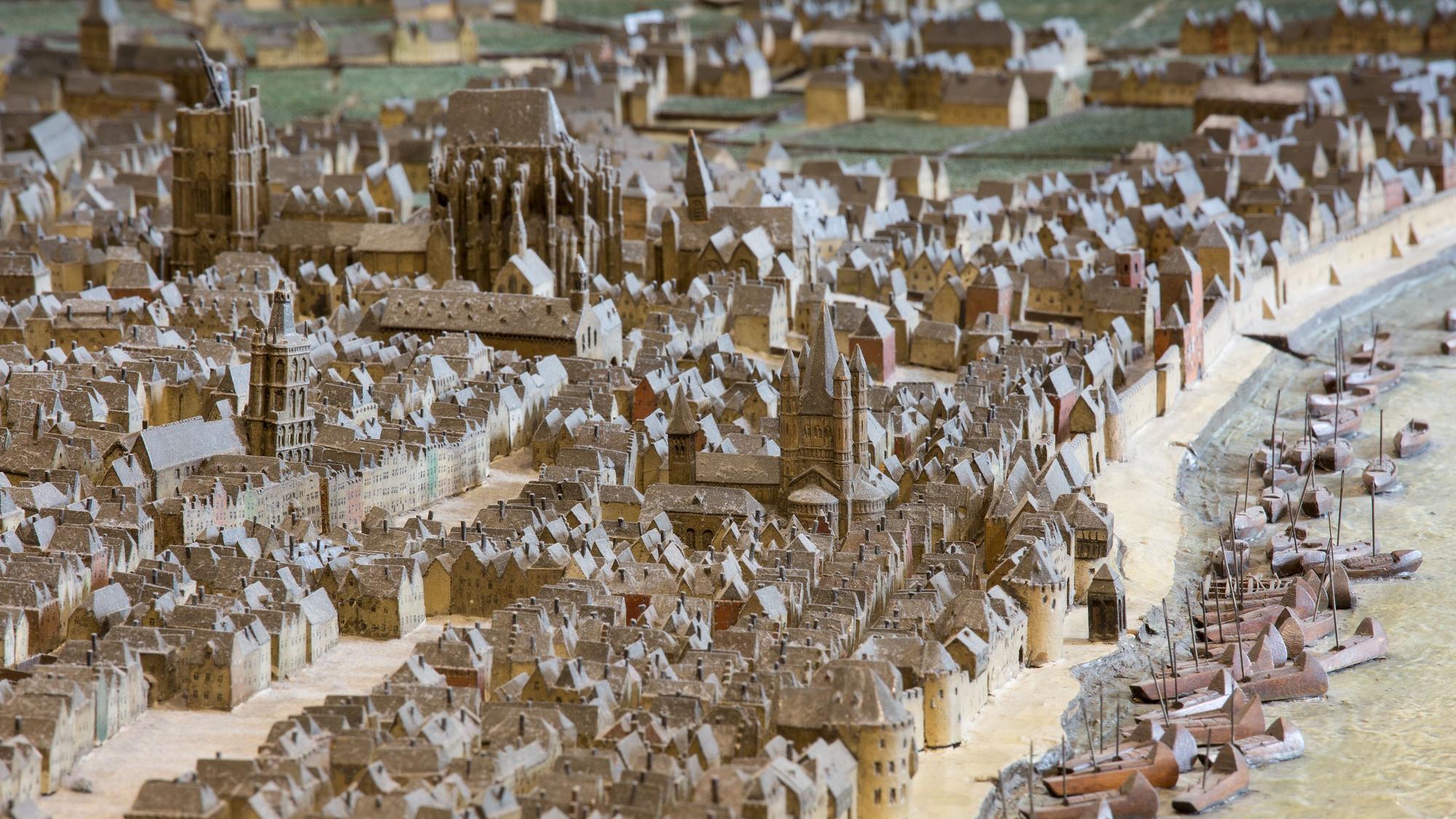 Ein Modell der Stadt Köln im Jahr 1571 mit Häusern am Rheinufer.