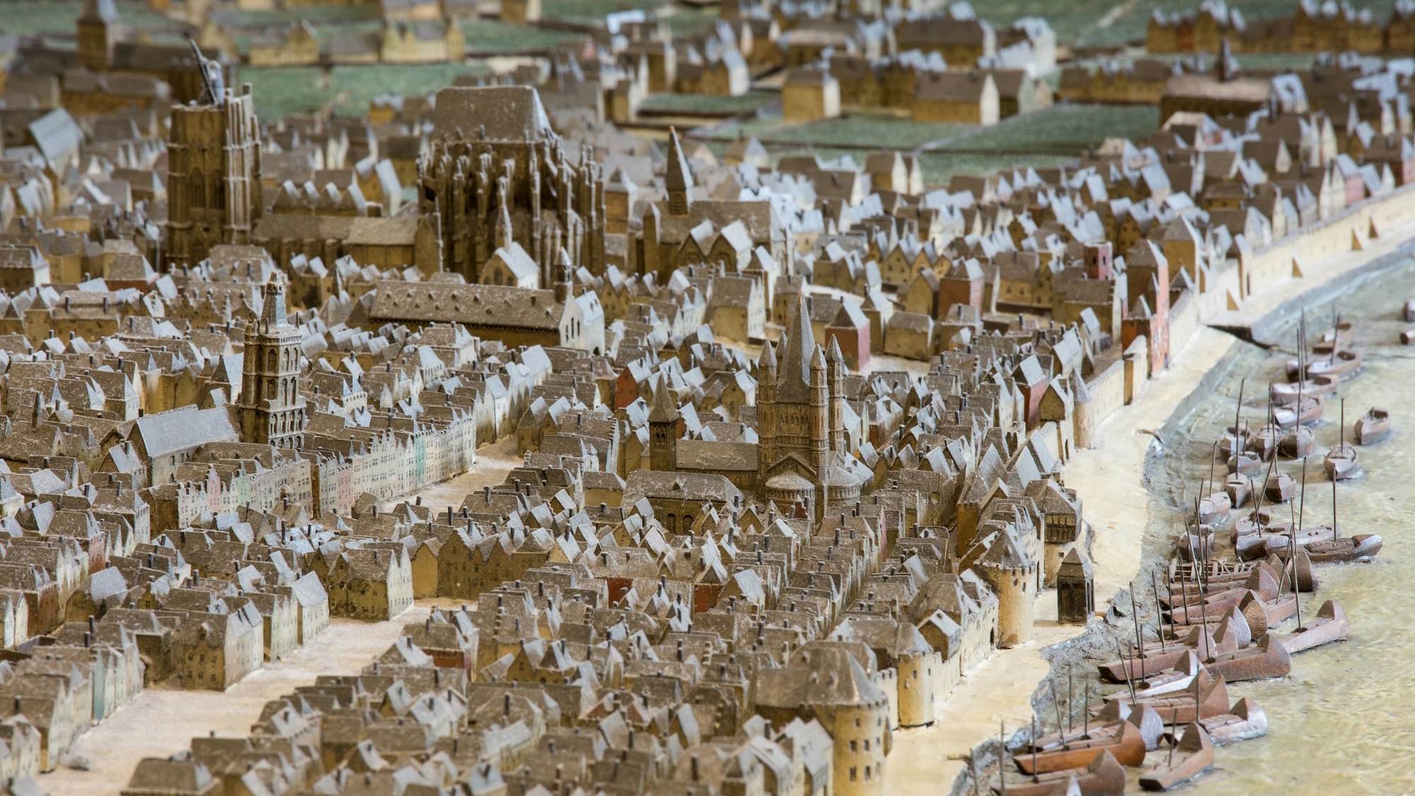 Ein Modell der Stadt Köln im Jahr 1571 mit Häusern am Rheinufer.