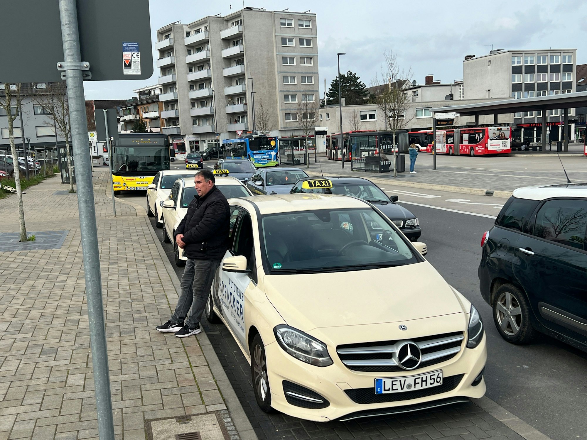 Taxistand in Opladen neben dem Busbahnhof ist bei Taxifahrern unbeliebt. Foto: Ralf Krieger