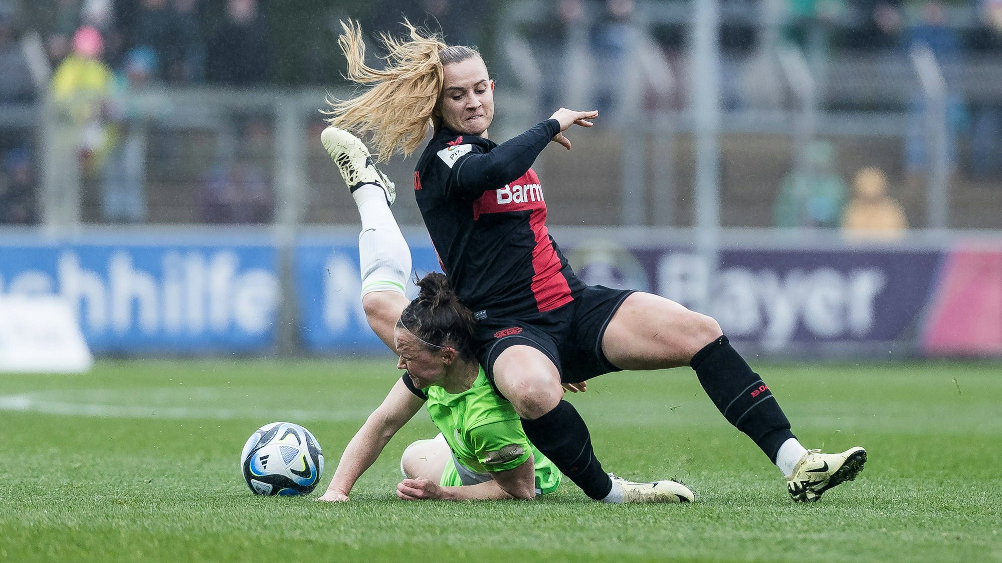 GOOGLE PIXEL Frauen Bundesliga: Bayer 04 Leverkusen - VfL Wolfsburg 04.02.2024 Zweikampf Marina Hegering VfL Wolfsburg, 31, Nikola Karczewska Bayer 04 Leverkusen, 9 GOOGLE PIXEL Frauen Bundesliga, Bayer 04 Leverkusen - VfL Wolfsburg, Leverkusen, Ullrich-Haberland-Stadion am 04.02.2024 DFB REGULATIONS PROHIBIT ANY USE OF PHOTOGRAPHS AS IMAGE SEQUENCES AND/OR QUASI-VIDEO. *** GOOGLE PIXEL Frauen Bundesliga Bayer 04 Leverkusen VfL Wolfsburg 04 02 2024 duel Marina Hegering VfL Wolfsburg, 31 , Nikola Karczewska Bayer 04 Leverkusen, 9 GOOGLE PIXEL Frauen Bundesliga, Bayer 04 Leverkusen VfL Wolfsburg, Leverkusen, Ullrich Haberland Stadion am 04 02 2024 DFB REGULATIONS PROHIBIT ANY USE OF PHOTOGRAPHS AS IMAGE SEQUENCES AND OR QUASI VIDEO Copyright: xBEAUTIFULxSPORTS/Wunderlx