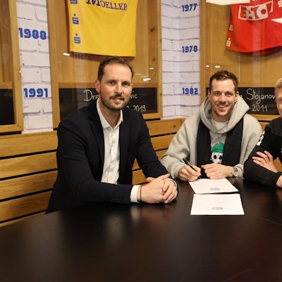 Bei der Vertragsunterzeichnung: VfL-Geschäftsführer Christoph Schindler, Kentin Mahé und Trainer Gudjon Valur Sigurdsson (v.l.).