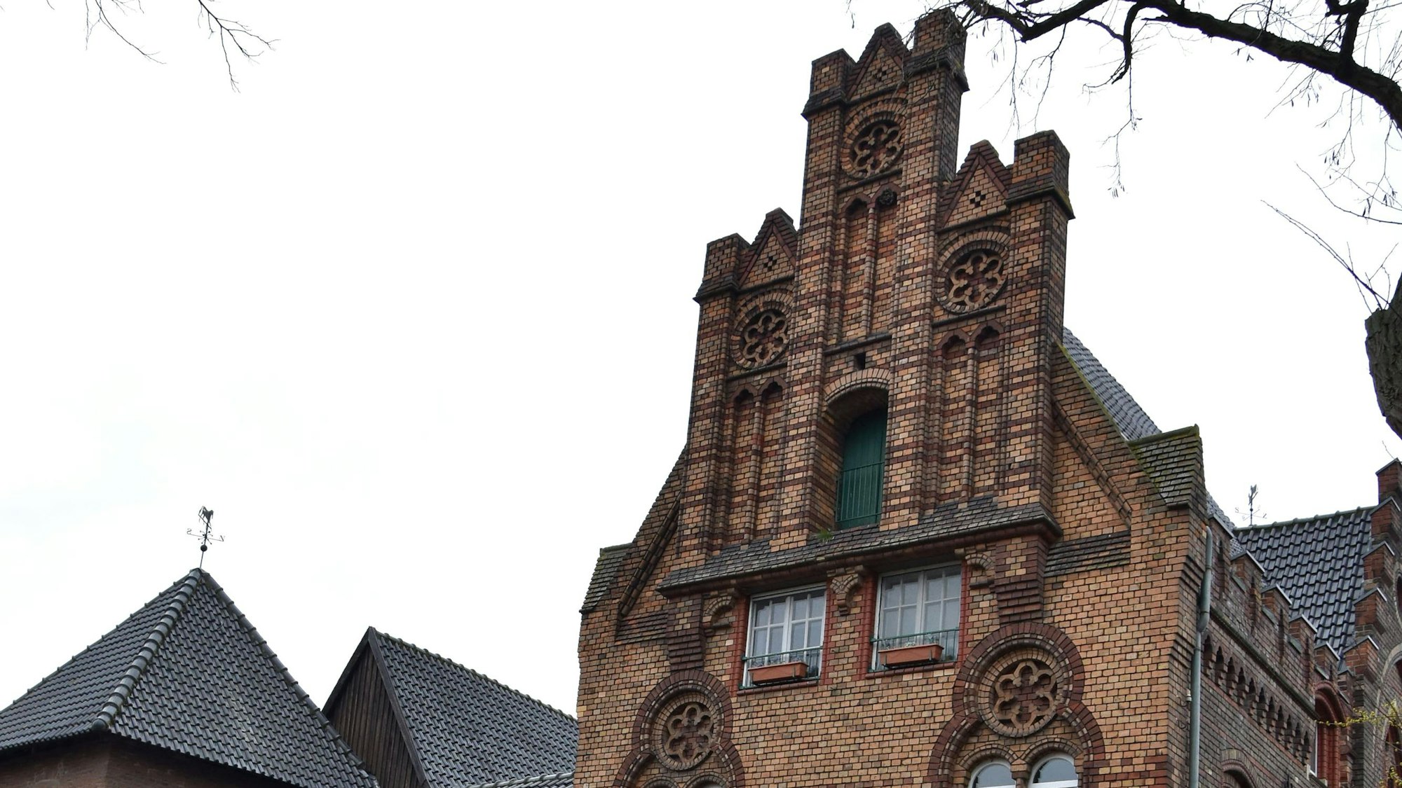 Die ehemalige Wasserburg Stammeln mit dem markanten backsteingotischen Treppengiebel liegt auf dem Weg unserer Rätselwanderung (Bild 4).