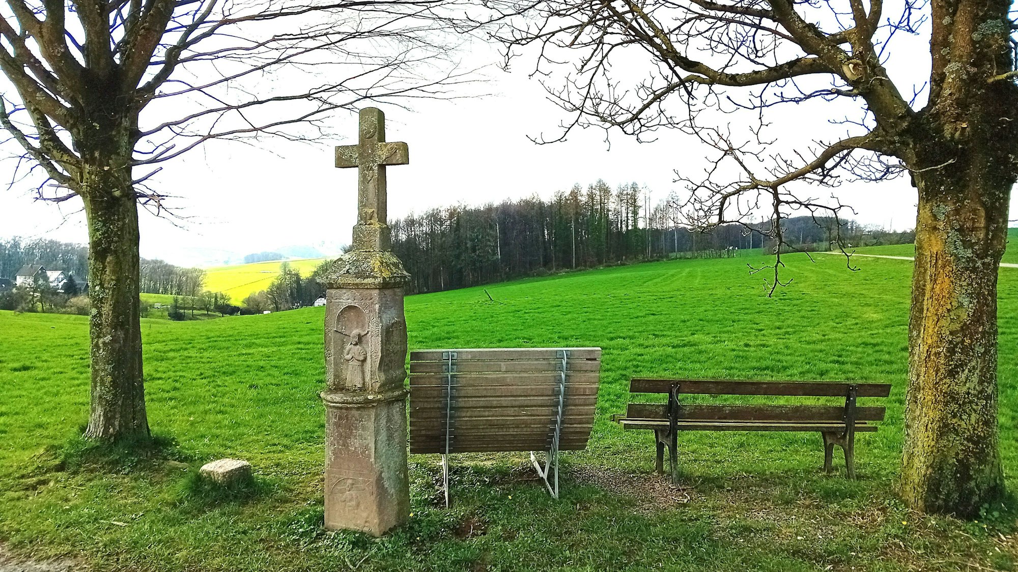 Zwei Bänke mit Wegekreuz mit Talblick.