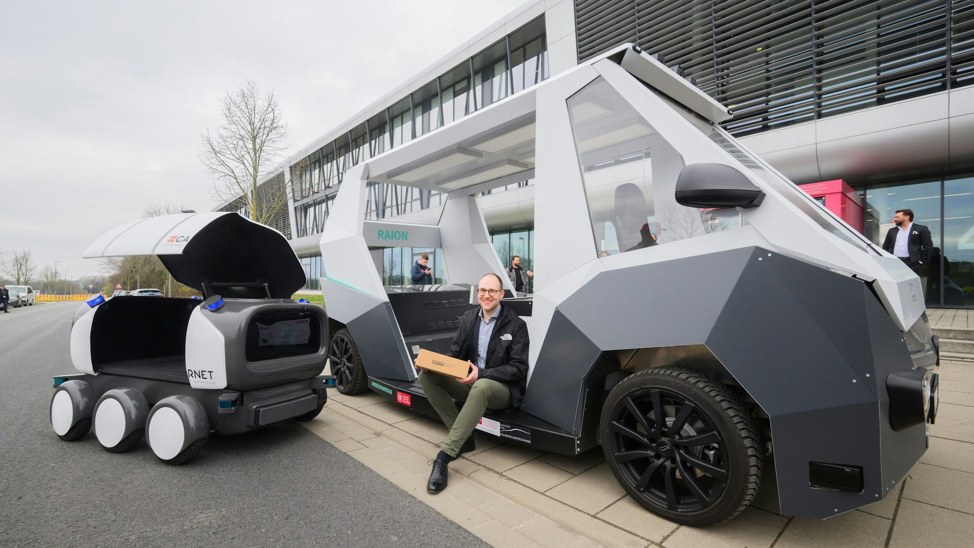 Das größere Fahrzeug ist ein mobiles Logistikzentrum und das kleinere das Zustellfahrzeug. Nachdem sich Zustellroboter in Deutschlands Paketbranche bisher nicht durchgesetzt haben, nimmt ein Forschungsprojekt in Braunschweig einen neuen Anlauf.