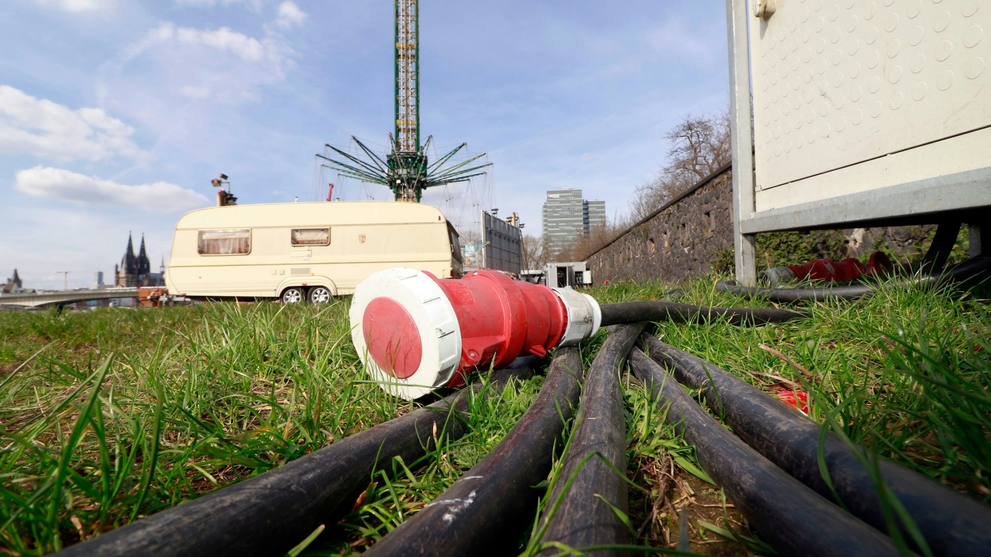 Stromkabel auf dem Gelände der Osterkirmes