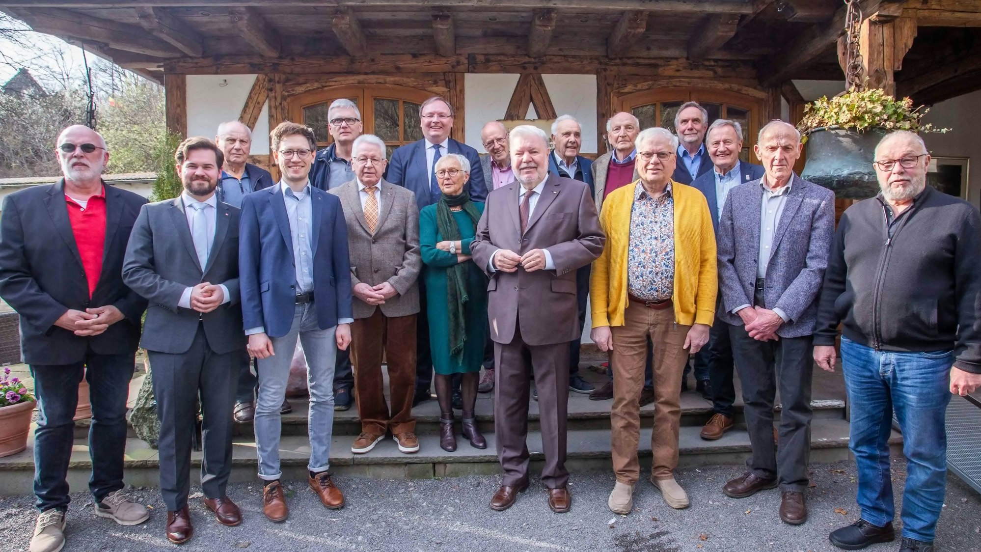 Gruppenbild mit einem früheren Spitzenpolitiker in der Mitte.