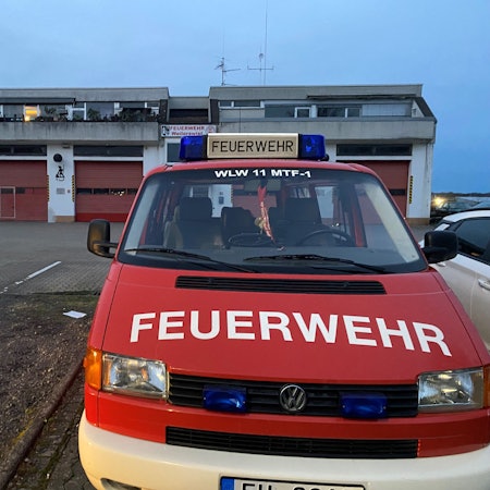Vor der alten Feuerwache am Rathaus in Weilerswist steht ein Feuerwehrauto.