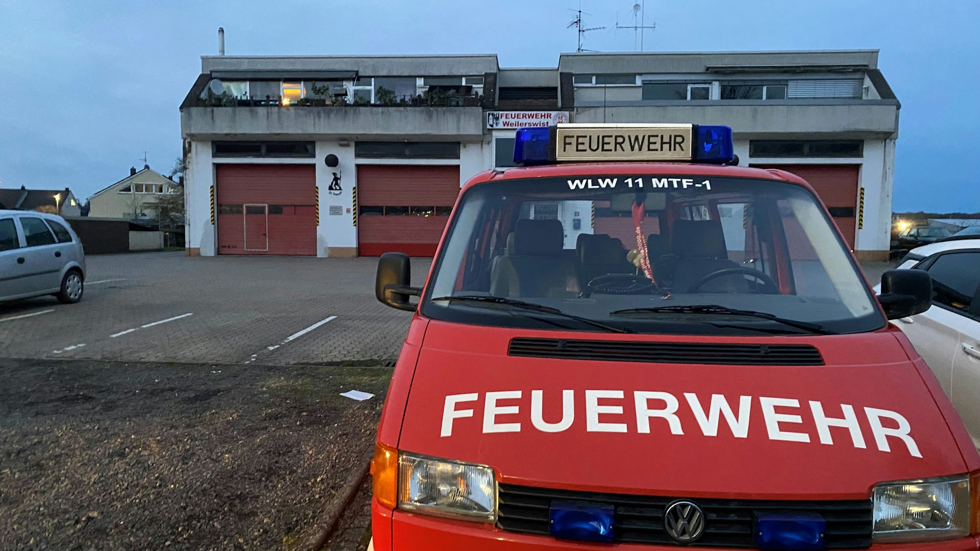 Vor der alten Feuerwache am Rathaus in Weilerswist steht ein Feuerwehrauto.