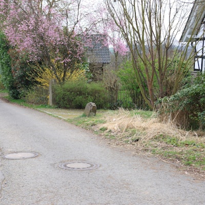 Eine noch nichts ausgebaute Anliegerstraße.