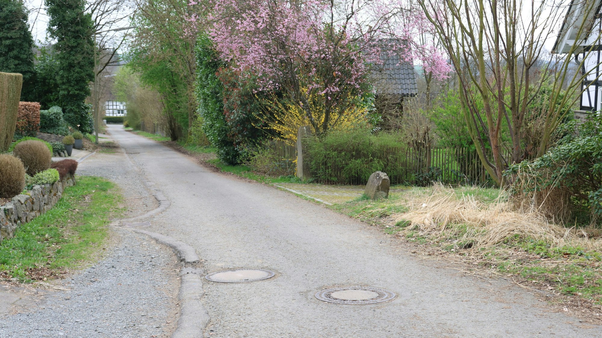 Eine noch nichts ausgebaute Anliegerstraße.